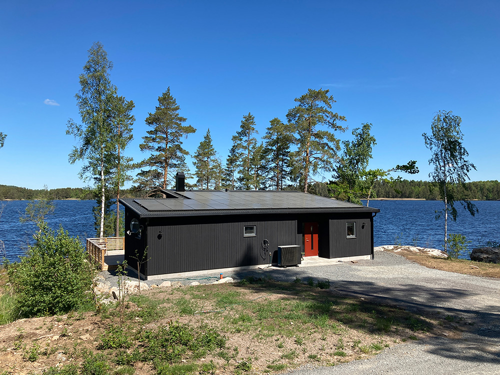 Modernt vid sjön.jpg